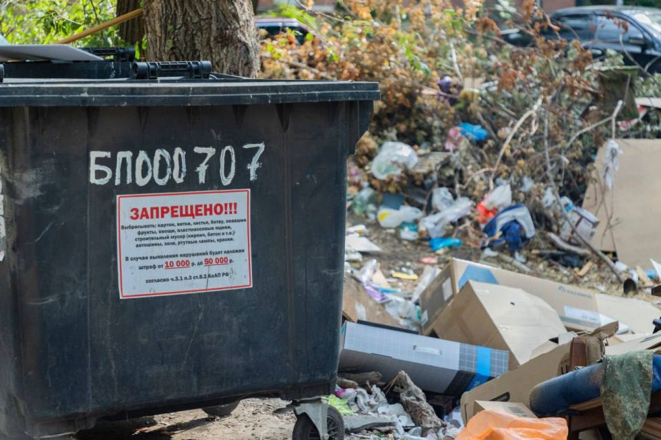Вот такие кадры с горами мусора прислали нам жители квартала Шевченко в Луганске Вот такие кадры с горами мусора прислали нам жители квартала Шевченко в Луганске