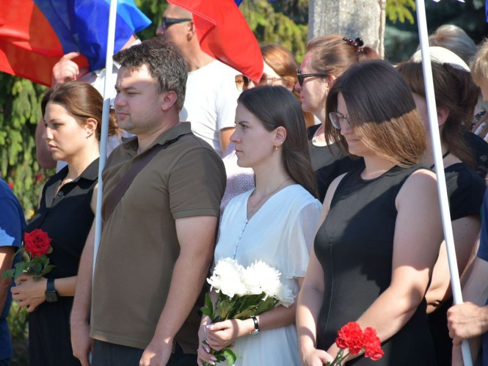 Память жива: в Первомайске почтили жертв украинской агрессии Память жива: в Первомайске почтили жертв украинской агрессии