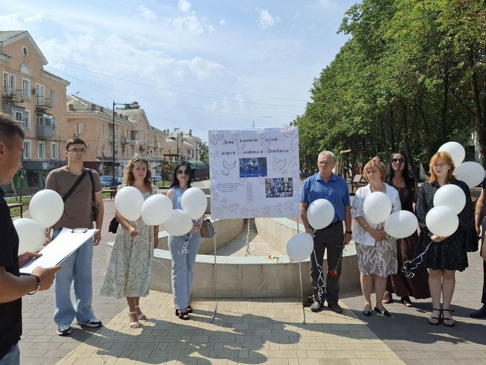 Члены МИК города Красный Луч почтили память детей – жертв войны на Донбассе Члены МИК города Красный Луч почтили память детей – жертв войны на Донбассе
