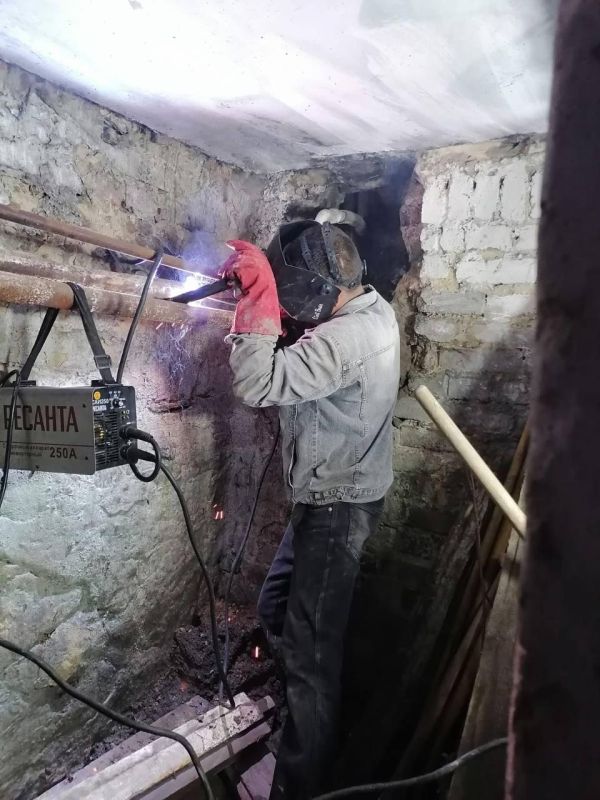 Ремонтники из Ульяновской области приступили к ремонту системы отопления в административном здании в пгт Ремонтники из Ульяновской области приступили к ремонту системы отопления в административном здании в пгт