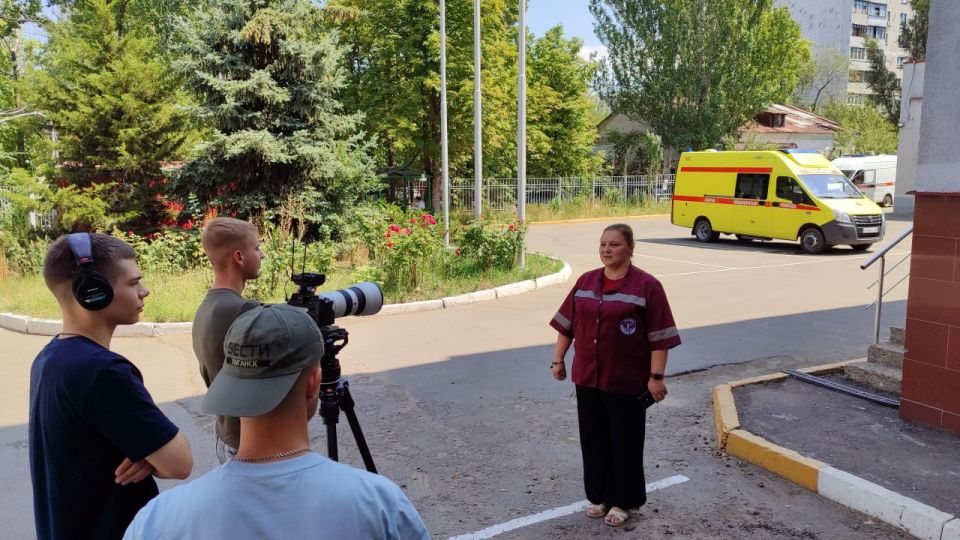 Как уберечь здоровье в жару, минимизировать риски получения солнечного и теплового удара, обострений хронических заболеваний и получения травм? Когда нужно звонить в скорую помощь? Как правильно это сделать? Влияет ли жаркая... Как уберечь здоровье в жару, минимизировать риски получения солнечного и теплового удара, обострений хронических заболеваний и получения травм? Когда нужно звонить в скорую помощь? Как правильно это сделать? Влияет ли жаркая...