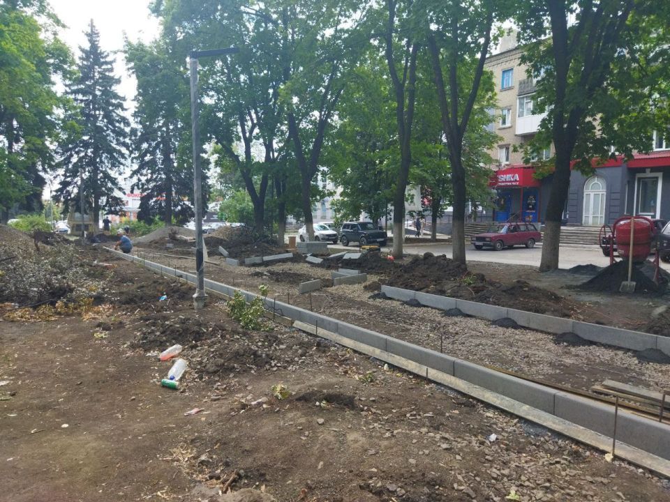 Андрей Рубанцов: . В Ровеньках продолжаются работы по благоустройству аллеи по улице Ленина Подрядной организацией "Дорснаб" продолжаются работы по устройству тротуаров, укладывается геотекстиль, сверху которого... Андрей Рубанцов: . В Ровеньках продолжаются работы по благоустройству аллеи по улице Ленина Подрядной организацией "Дорснаб" продолжаются работы по устройству тротуаров, укладывается геотекстиль, сверху которого...
