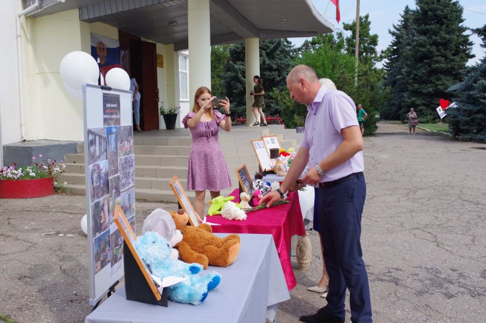 Глава округа Сергей Крамаренко совместно с Председателем совета Антониной Гречишкиной принял участие в акции, посвящённой Дню памяти детей — жертв войны в Донбассе, и возложил цветы к импровизированному месту памяти Глава округа Сергей Крамаренко совместно с Председателем совета Антониной Гречишкиной принял участие в акции, посвящённой Дню памяти детей — жертв войны в Донбассе, и возложил цветы к импровизированному месту памяти