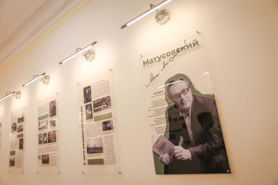 Стендовый музей, посвященный жизни и творчеству знаменитого уроженца Луганщины Михаила Матусовского, открылся в Луганской государственной академии культуры и искусств (ЛГАКИ), носящей имя поэта Стендовый музей, посвященный жизни и творчеству знаменитого уроженца Луганщины Михаила Матусовского, открылся в Луганской государственной академии культуры и искусств (ЛГАКИ), носящей имя поэта