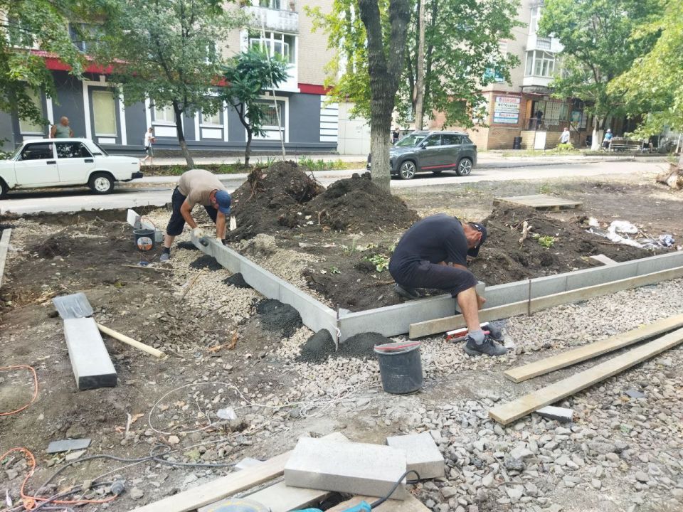 Андрей Рубанцов: . В Ровеньках продолжаются работы по благоустройству аллеи по улице Ленина Подрядной организацией "Дорснаб" продолжаются работы по устройству тротуаров, укладывается геотекстиль, сверху которого... Андрей Рубанцов: . В Ровеньках продолжаются работы по благоустройству аллеи по улице Ленина Подрядной организацией "Дорснаб" продолжаются работы по устройству тротуаров, укладывается геотекстиль, сверху которого...