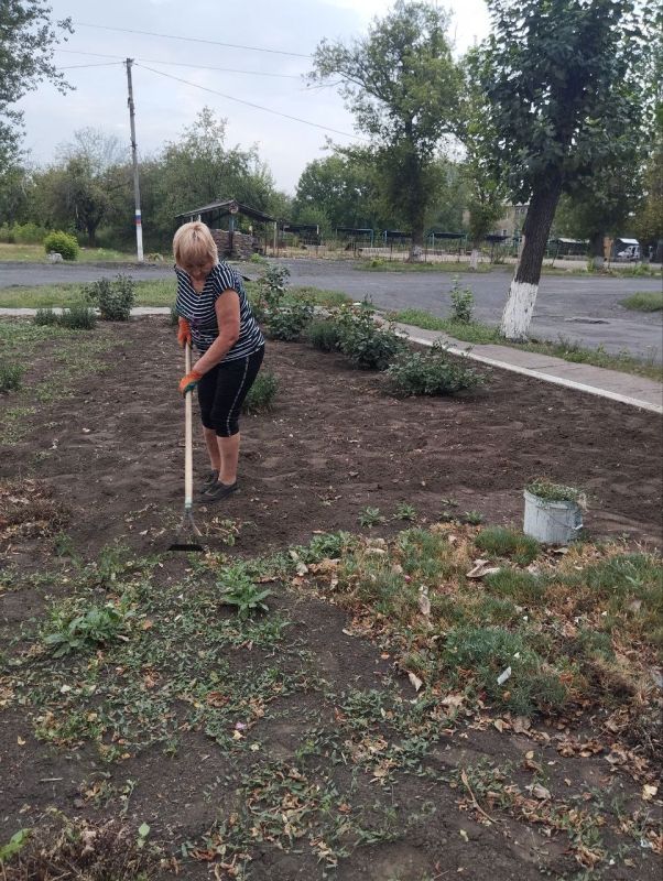 В пгт Кленовый в плане благоустройства сегодня были выполнены работы по уборке прилегающей территории к отделу жизнеобеспечения В пгт Кленовый в плане благоустройства сегодня были выполнены работы по уборке прилегающей территории к отделу жизнеобеспечения