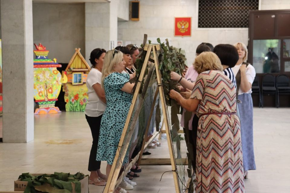 В Антраците начал работу ещё один временный пункт, где каждый желающий может помочь нашим защитникам, приняв участие в плетении маскировочных сетей В Антраците начал работу ещё один временный пункт, где каждый желающий может помочь нашим защитникам, приняв участие в плетении маскировочных сетей