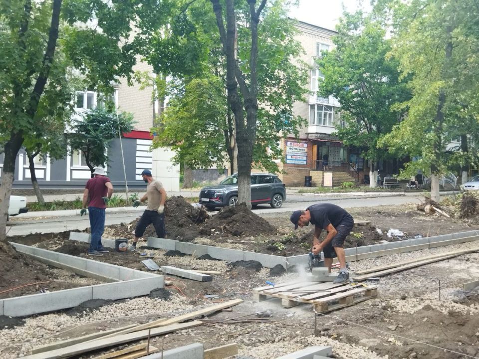 Андрей Рубанцов: . В Ровеньках продолжаются работы по благоустройству аллеи по улице Ленина Подрядной организацией "Дорснаб" продолжаются работы по устройству тротуаров, укладывается геотекстиль, сверху которого... Андрей Рубанцов: . В Ровеньках продолжаются работы по благоустройству аллеи по улице Ленина Подрядной организацией "Дорснаб" продолжаются работы по устройству тротуаров, укладывается геотекстиль, сверху которого...