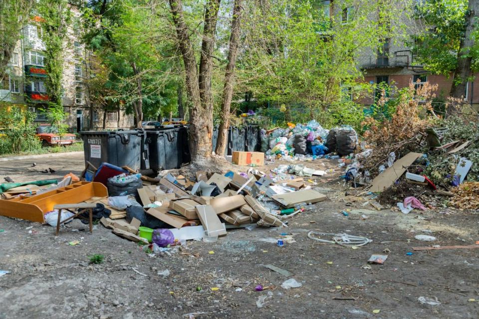 Вот такие кадры с горами мусора прислали нам жители квартала Шевченко в Луганске Вот такие кадры с горами мусора прислали нам жители квартала Шевченко в Луганске