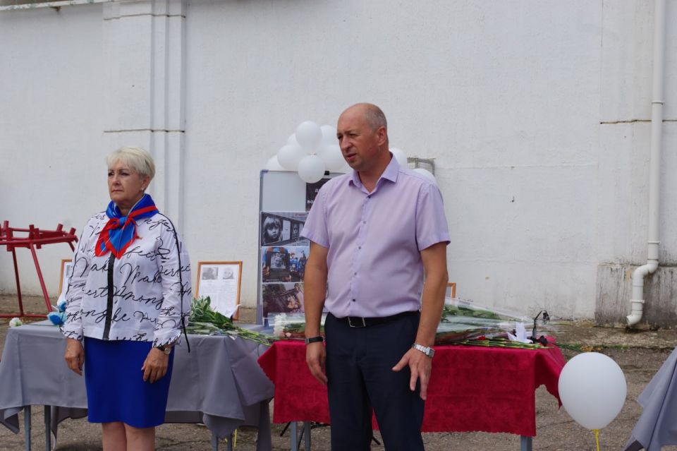 Глава округа Сергей Крамаренко совместно с Председателем совета Антониной Гречишкиной принял участие в акции, посвящённой Дню памяти детей — жертв войны в Донбассе, и возложил цветы к импровизированному месту памяти Глава округа Сергей Крамаренко совместно с Председателем совета Антониной Гречишкиной принял участие в акции, посвящённой Дню памяти детей — жертв войны в Донбассе, и возложил цветы к импровизированному месту памяти