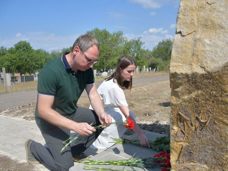 Память жива: в Первомайске почтили жертв украинской агрессии Память жива: в Первомайске почтили жертв украинской агрессии