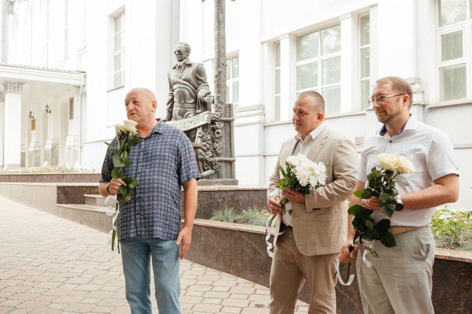 К 110-летию Матусовского в Академии открыли стендовый музей и отреставрировали памятник поэту К 110-летию Матусовского в Академии открыли стендовый музей и отреставрировали памятник поэту