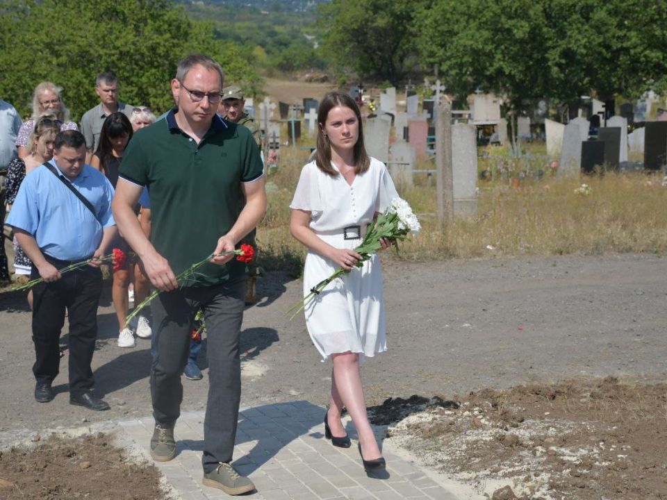 Память жива: в Первомайске почтили жертв украинской агрессии Память жива: в Первомайске почтили жертв украинской агрессии