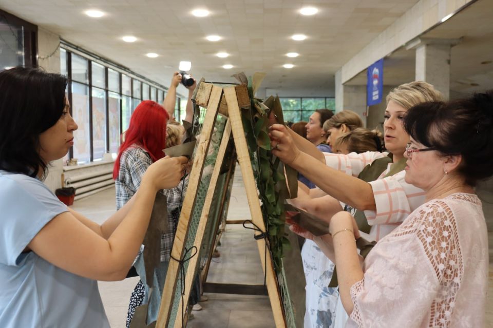 В Антраците начал работу ещё один временный пункт, где каждый желающий может помочь нашим защитникам, приняв участие в плетении маскировочных сетей В Антраците начал работу ещё один временный пункт, где каждый желающий может помочь нашим защитникам, приняв участие в плетении маскировочных сетей
