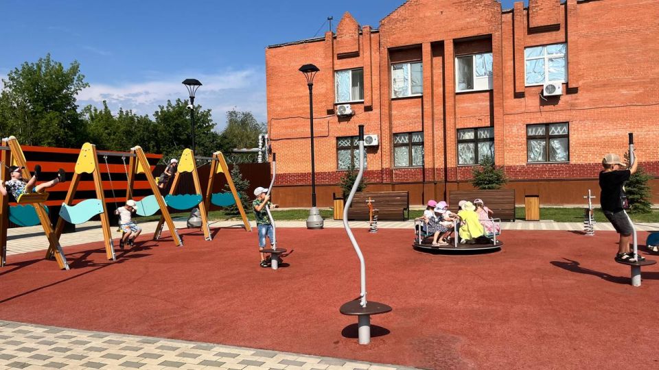 Детская площадка, расположенная на площади Героев Сталинграда стала настоящим подарком для малышей — теперь здесь царит атмосфера веселья, улыбок и беззаботности Детская площадка, расположенная на площади Героев Сталинграда стала настоящим подарком для малышей — теперь здесь царит атмосфера веселья, улыбок и беззаботности