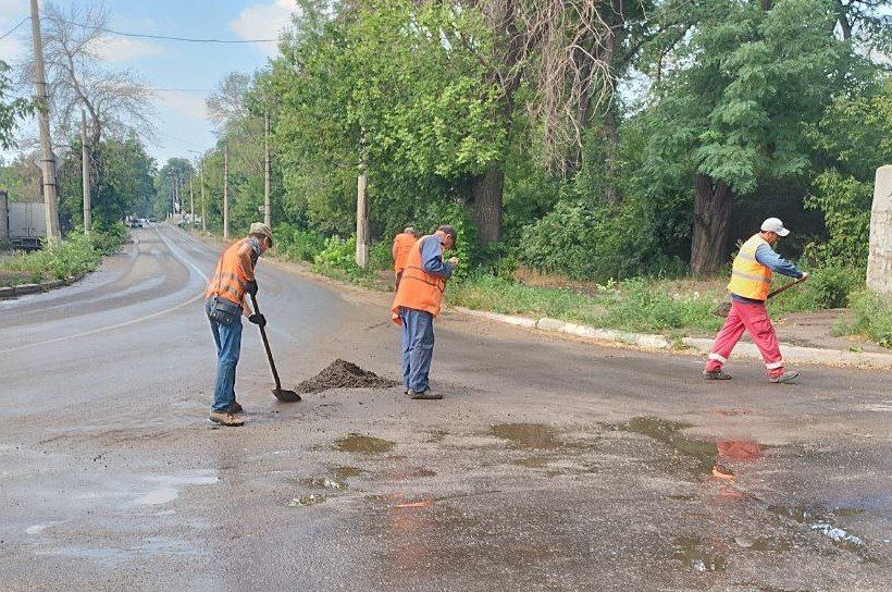 Коммунальные службы проводят работы на территории города Коммунальные службы проводят работы на территории города