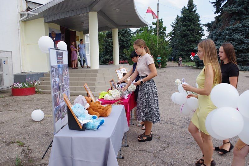 Глава округа Сергей Крамаренко совместно с Председателем совета Антониной Гречишкиной принял участие в акции, посвящённой Дню памяти детей — жертв войны в Донбассе, и возложил цветы к импровизированному месту памяти Глава округа Сергей Крамаренко совместно с Председателем совета Антониной Гречишкиной принял участие в акции, посвящённой Дню памяти детей — жертв войны в Донбассе, и возложил цветы к импровизированному месту памяти