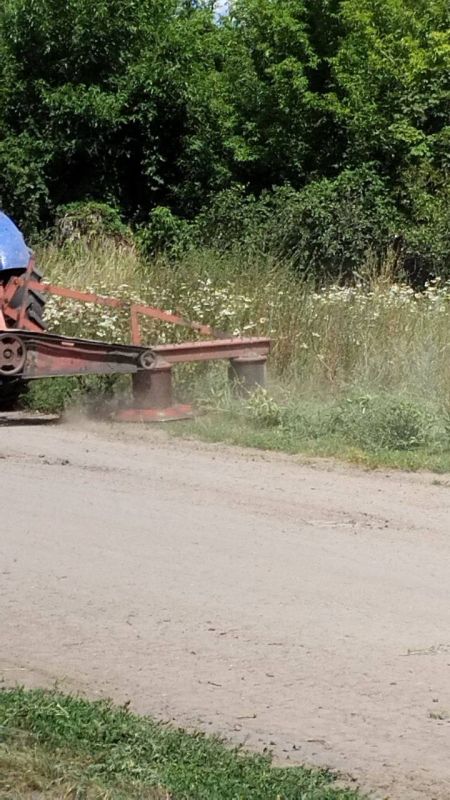 24.07.2025 на территории Петровского отдела жизнеобеспечения, в населенном пункте Войтово был произведен покос сухостоя возле проезжей части, свободных участках и т.д 24.07.2025 на территории Петровского отдела жизнеобеспечения, в населенном пункте Войтово был произведен покос сухостоя возле проезжей части, свободных участках и т.д