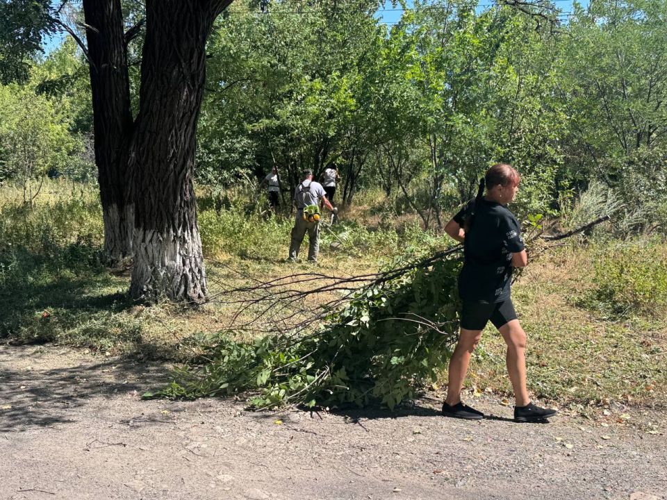 В пгт Дзержинский не прекращаются работы по облагораживанию территории В пгт Дзержинский не прекращаются работы по облагораживанию территории