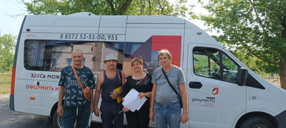 Специалисты Антрацитовского МФЦ провели выездной прием граждан – жителей села Орехово Специалисты Антрацитовского МФЦ провели выездной прием граждан – жителей села Орехово