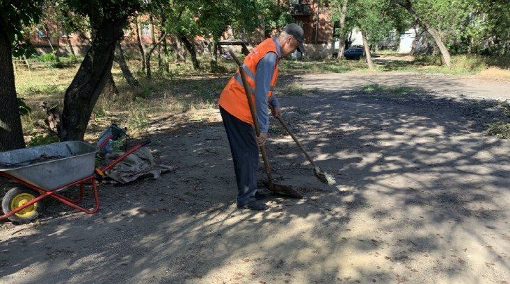 Коммунальные службы проводят работы на территории города Коммунальные службы проводят работы на территории города