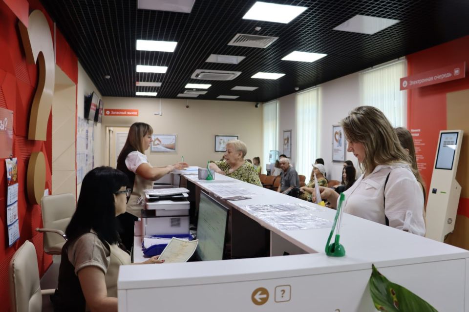 Первый замглавы администрации поздравила коллективы МФЦ с профессиональным праздником Первый замглавы администрации поздравила коллективы МФЦ с профессиональным праздником