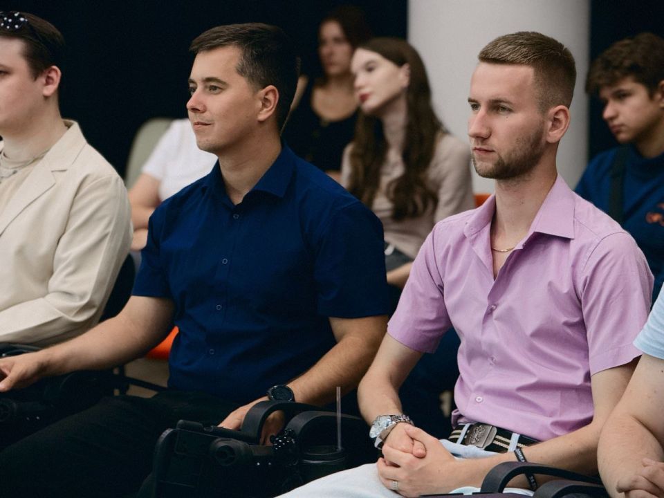 Ольга Петерсен встретилась с молодыми парламентариями Луганска в «Доме Знаний» Ольга Петерсен встретилась с молодыми парламентариями Луганска в «Доме Знаний»