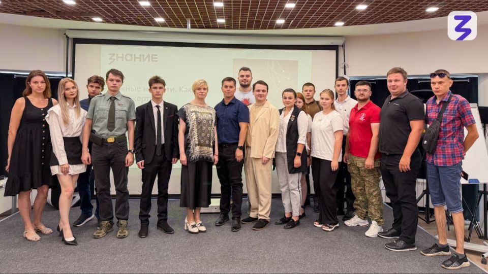 Ольга Петерсен встретилась с молодыми парламентариями Луганска в «Доме Знаний» Ольга Петерсен встретилась с молодыми парламентариями Луганска в «Доме Знаний»