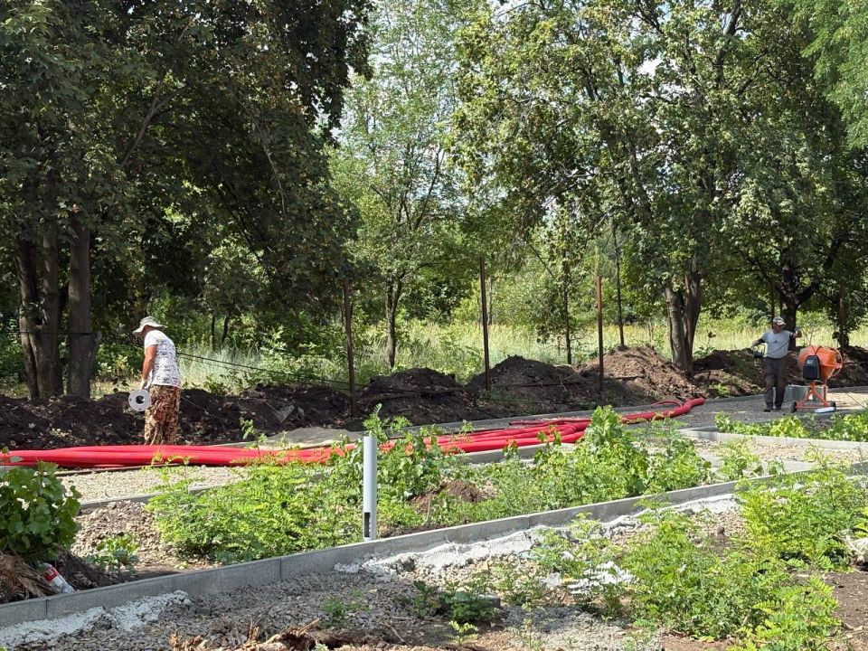 Продолжаются работы в парковой зоне между 2-м и 3-м микрорайонами, победившей в IX Всероссийском конкурсе проектов комфортной городской среды Федерального проекта «Формирование комфортной городской среды» Национального... Продолжаются работы в парковой зоне между 2-м и 3-м микрорайонами, победившей в IX Всероссийском конкурсе проектов комфортной городской среды Федерального проекта «Формирование комфортной городской среды» Национального...