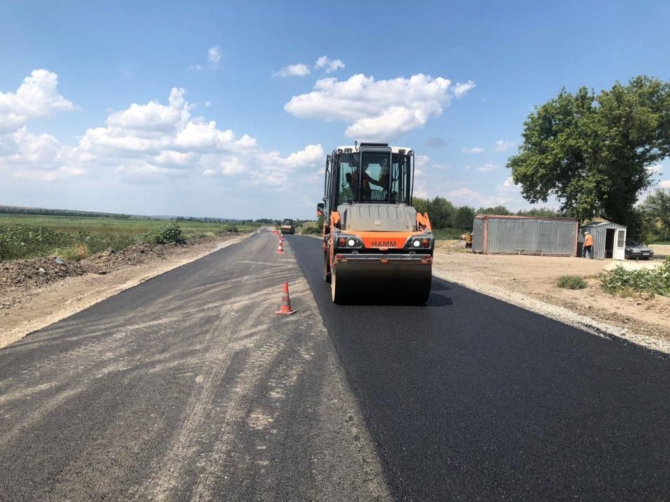 Укладку нижнего слоя асфальта закончили на участке дороги "Беловодск-Брусовка" Укладку нижнего слоя асфальта закончили на участке дороги "Беловодск-Брусовка"