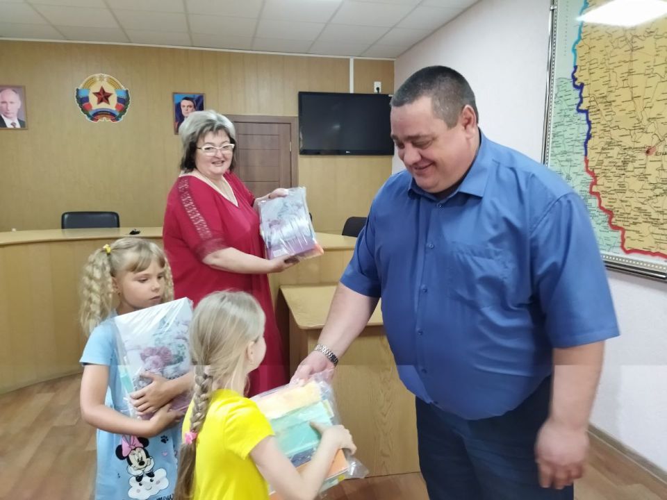 Сегодня, в рамках ежегодной Всероссийской акции «Собери ребенка в школу», состоялось торжественное вручение канцелярских наборов троим детям, оставшимся без попечения родителей Сегодня, в рамках ежегодной Всероссийской акции «Собери ребенка в школу», состоялось торжественное вручение канцелярских наборов троим детям, оставшимся без попечения родителей