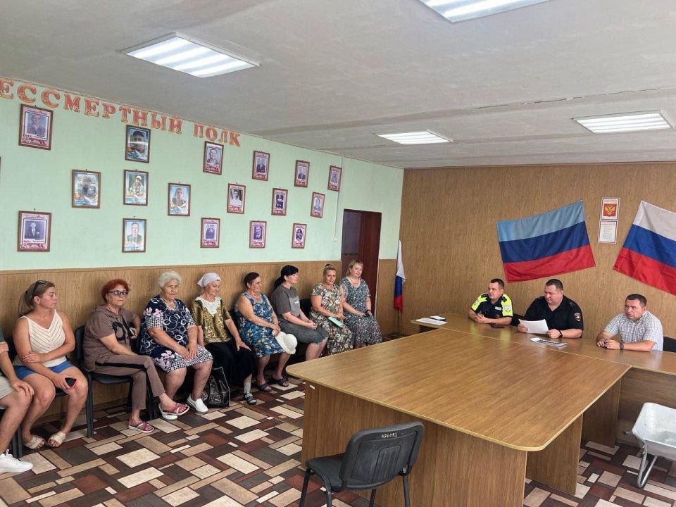 Инспекторы ОГИБДД ОМВД России "Свердловский" и "Антрацитовский" провели серию профилактических бесед с работниками предприятий на территории обслуживания Инспекторы ОГИБДД ОМВД России "Свердловский" и "Антрацитовский" провели серию профилактических бесед с работниками предприятий на территории обслуживания