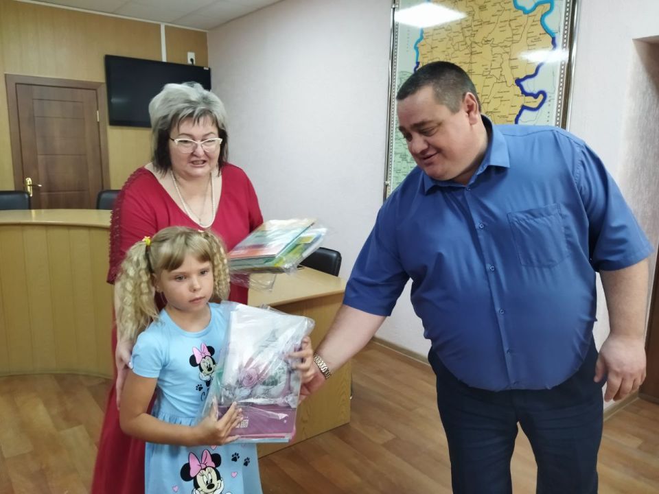 Сегодня, в рамках ежегодной Всероссийской акции «Собери ребенка в школу», состоялось торжественное вручение канцелярских наборов троим детям, оставшимся без попечения родителей Сегодня, в рамках ежегодной Всероссийской акции «Собери ребенка в школу», состоялось торжественное вручение канцелярских наборов троим детям, оставшимся без попечения родителей