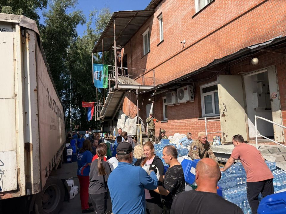 «Молодая Гвардия» Новосибирской области поучаствовала в отправке гумпомощи в ЛНР «Молодая Гвардия» Новосибирской области поучаствовала в отправке гумпомощи в ЛНР