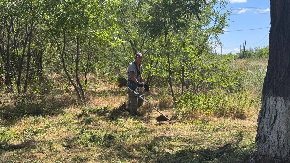 В пгт Дзержинский не прекращаются работы по облагораживанию территории В пгт Дзержинский не прекращаются работы по облагораживанию территории