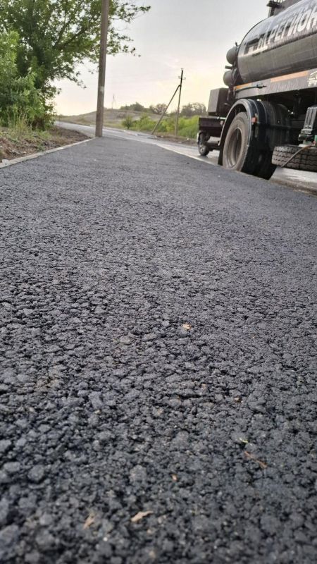Укладку нижнего слоя асфальта закончили на участке дороги "Беловодск-Брусовка" Укладку нижнего слоя асфальта закончили на участке дороги "Беловодск-Брусовка"