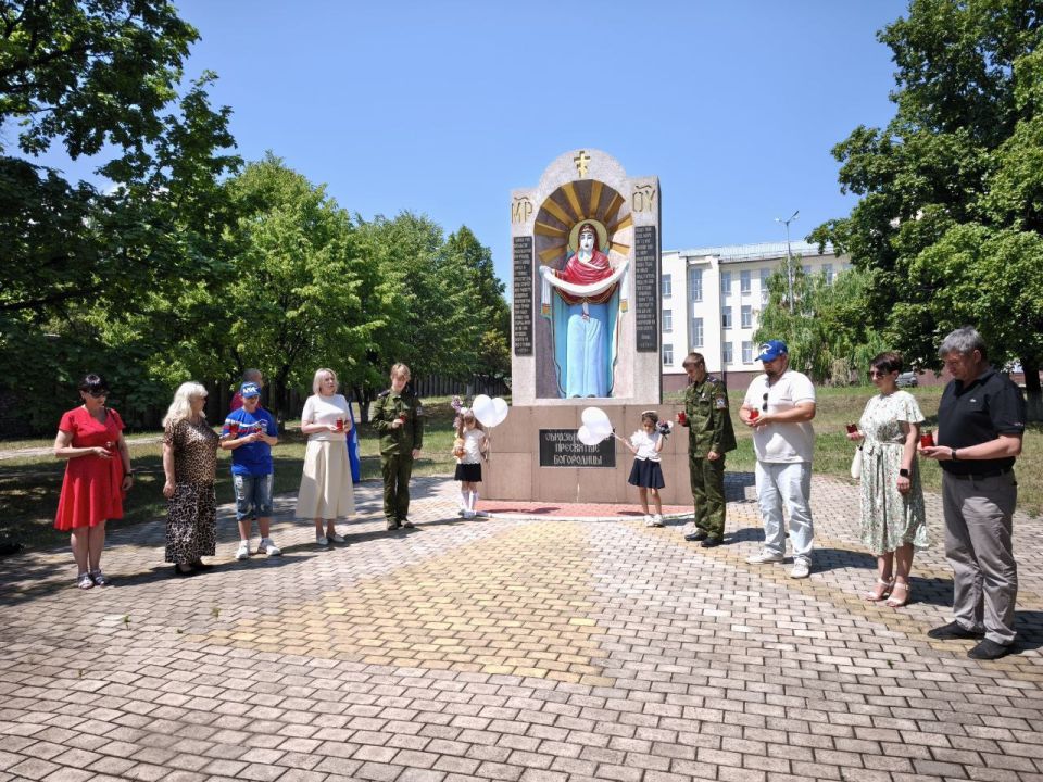 В Брянке почтили память детей-жертв войны в Донбассе В Брянке почтили память детей-жертв войны в Донбассе