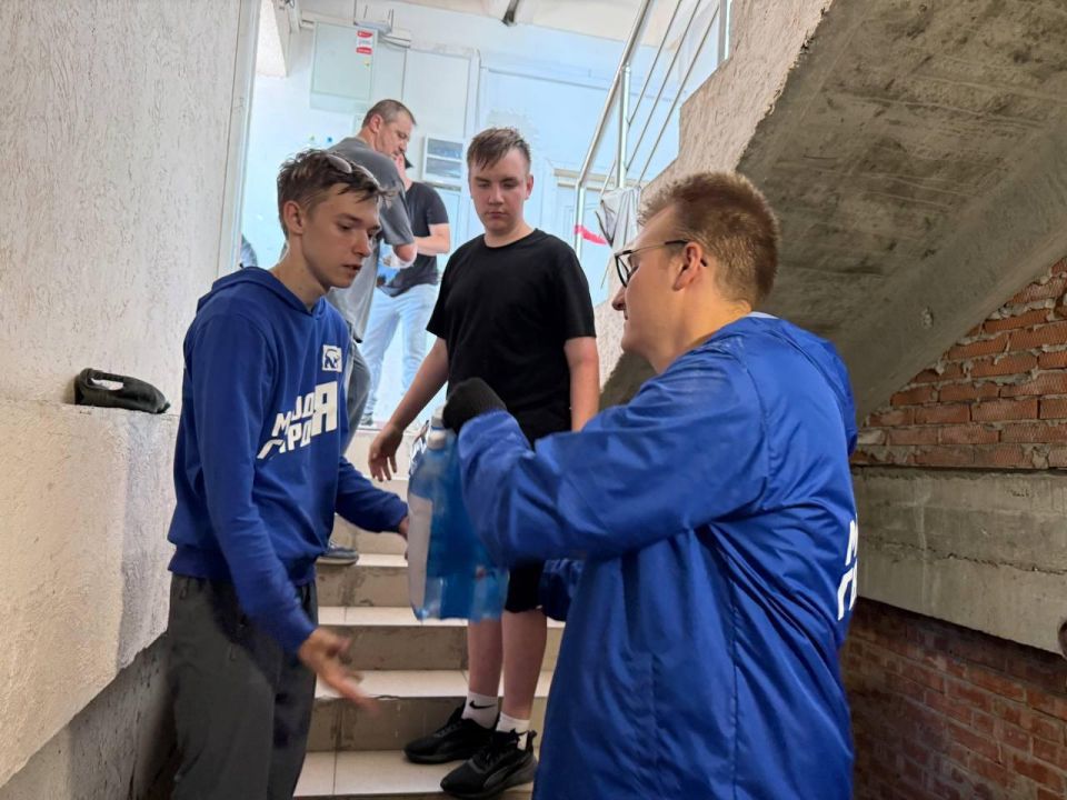 «Молодая Гвардия» Новосибирской области поучаствовала в отправке гумпомощи в ЛНР «Молодая Гвардия» Новосибирской области поучаствовала в отправке гумпомощи в ЛНР