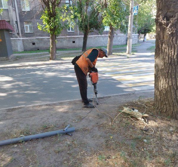 Коммунальные службы проводят работы на территории города Коммунальные службы проводят работы на территории города