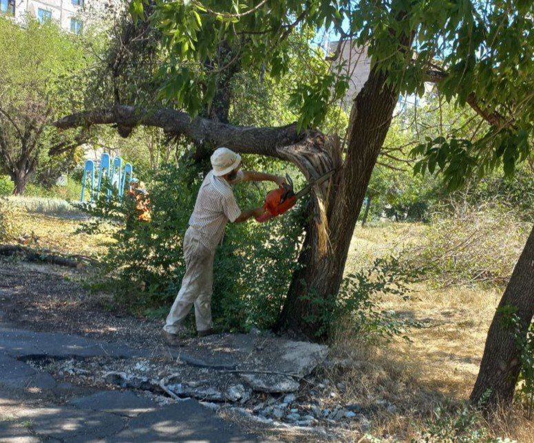 Коммунальные службы проводят работы на территории города Коммунальные службы проводят работы на территории города