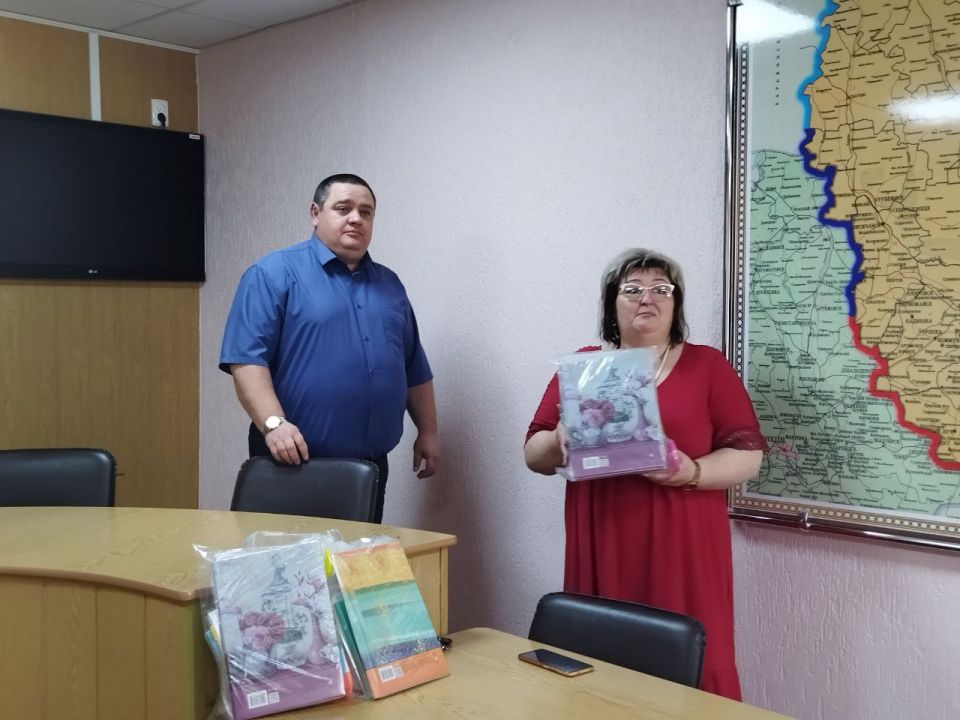 Сегодня, в рамках ежегодной Всероссийской акции «Собери ребенка в школу», состоялось торжественное вручение канцелярских наборов троим детям, оставшимся без попечения родителей Сегодня, в рамках ежегодной Всероссийской акции «Собери ребенка в школу», состоялось торжественное вручение канцелярских наборов троим детям, оставшимся без попечения родителей