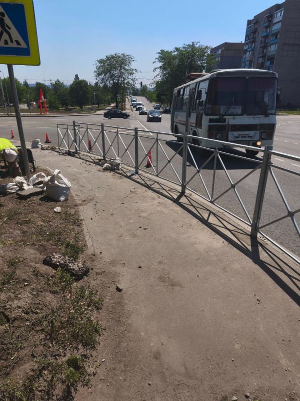 Современные светофоры и перильное ограждение установили на автодороге Михайловка - Первомайск Современные светофоры и перильное ограждение установили на автодороге Михайловка - Первомайск