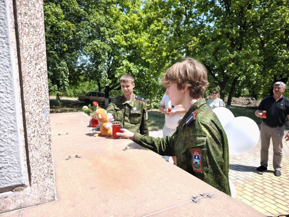 В Брянке почтили память детей-жертв войны в Донбассе В Брянке почтили память детей-жертв войны в Донбассе