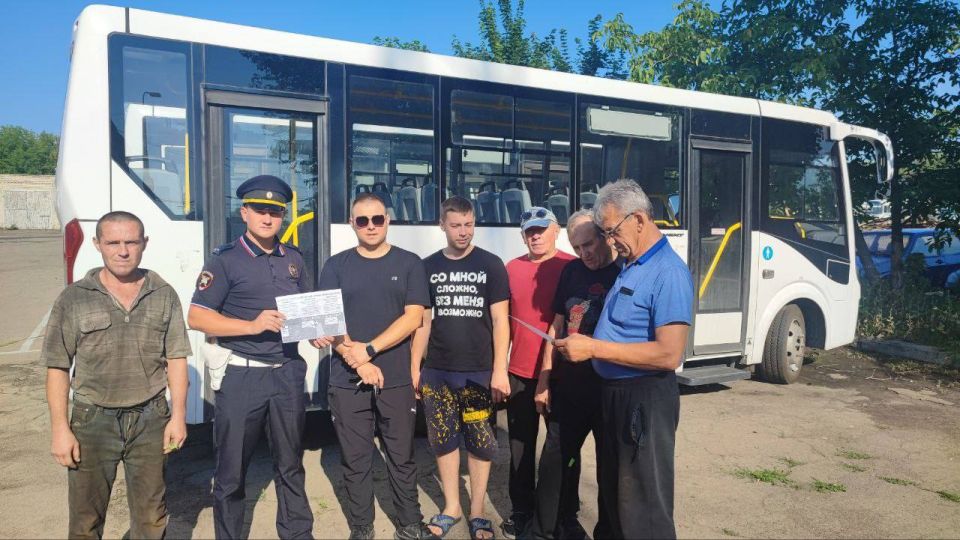 Инспекторы ОГИБДД ОМВД России "Свердловский" и "Антрацитовский" провели серию профилактических бесед с работниками предприятий на территории обслуживания Инспекторы ОГИБДД ОМВД России "Свердловский" и "Антрацитовский" провели серию профилактических бесед с работниками предприятий на территории обслуживания
