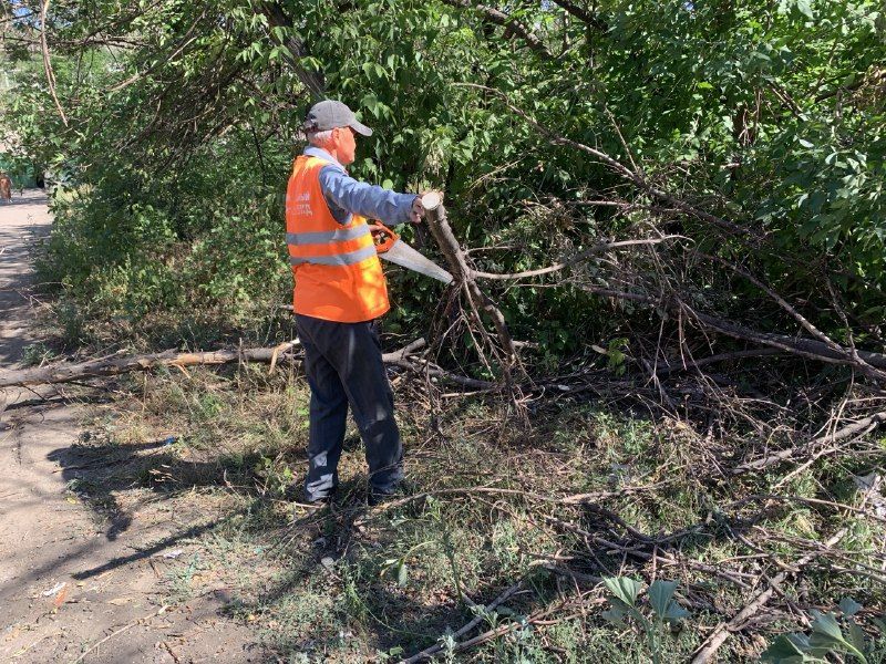 Коммунальные службы проводят работы на территории города Коммунальные службы проводят работы на территории города
