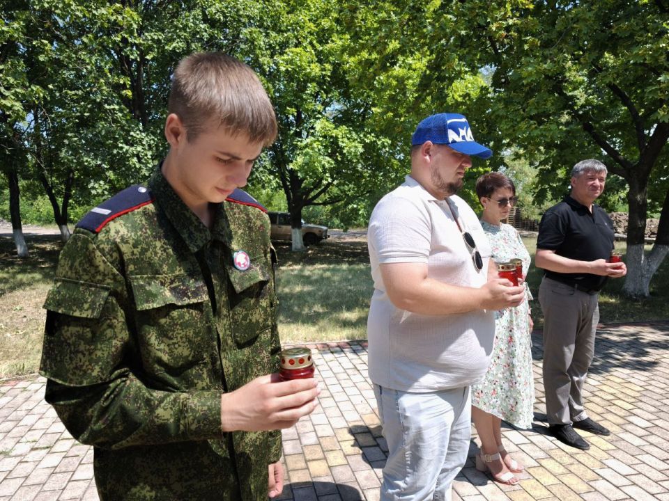 В Брянке почтили память детей-жертв войны в Донбассе В Брянке почтили память детей-жертв войны в Донбассе