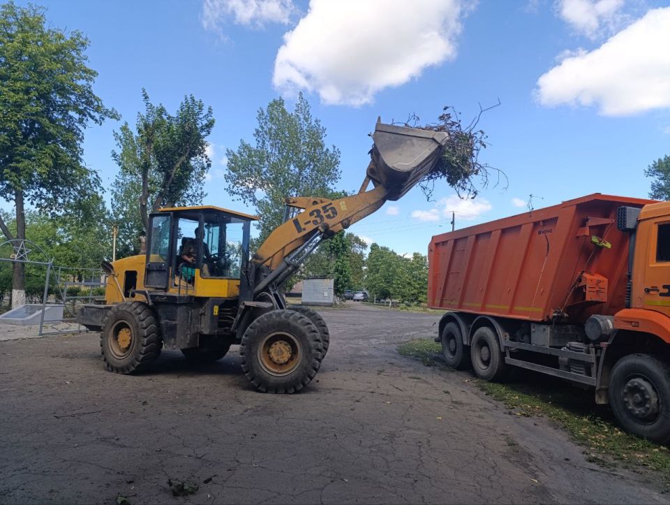В Ровеньках коммунальные службы трудятся на благо жителей В Ровеньках коммунальные службы трудятся на благо жителей