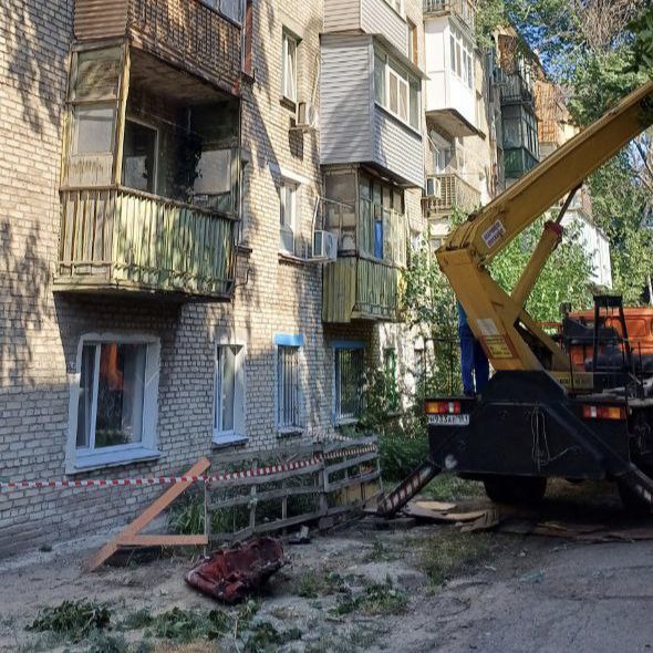 Управляющая компания активно ведёт работы по подготовке к отопительному сезону и текущему ремонту протекающих крыш, но также выполняет и большое количество другой работы Управляющая компания активно ведёт работы по подготовке к отопительному сезону и текущему ремонту протекающих крыш, но также выполняет и большое количество другой работы