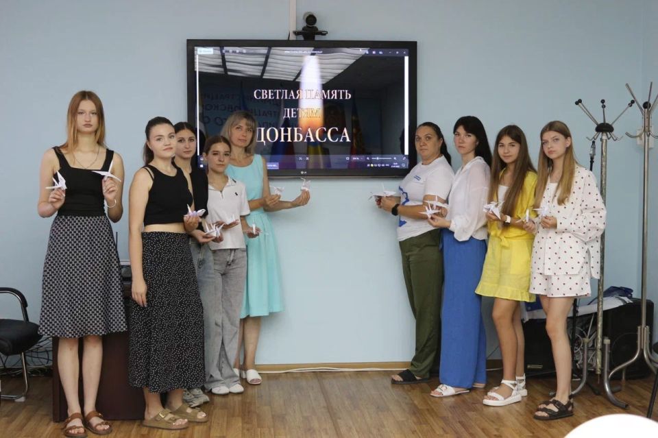 В ЛНР единороссы почтили память детей – жертв войны в Донбассе В ЛНР единороссы почтили память детей – жертв войны в Донбассе