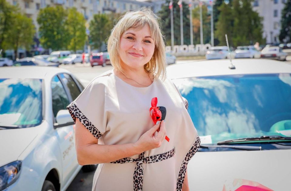 Сотрудники МФЦ ЛНР в свой профессиональный праздник получили новый автотранспорт для выездного обслуживания граждан Сотрудники МФЦ ЛНР в свой профессиональный праздник получили новый автотранспорт для выездного обслуживания граждан